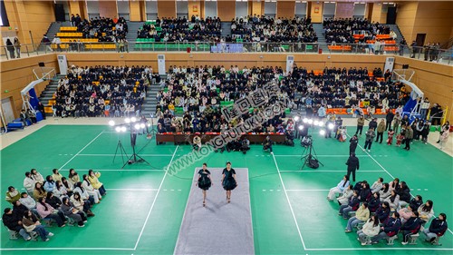 航拍隆回职中体育馆的时装秀