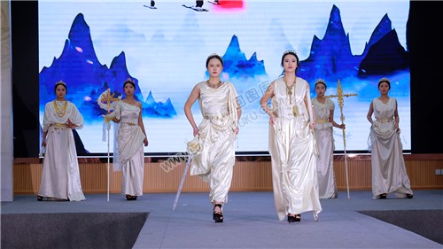 隆回职中的天使装时装秀