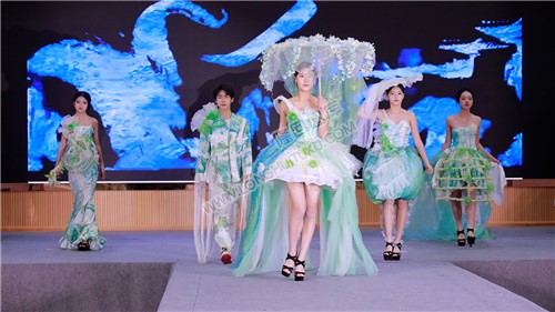 隆回职中学生模特走秀