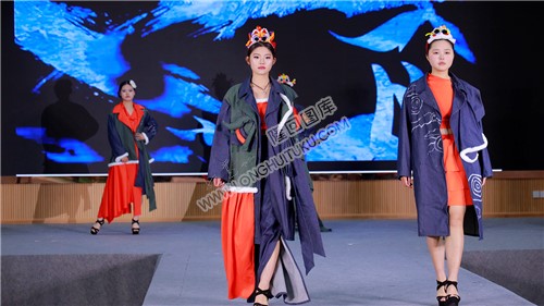 隆回职中学生们服装走秀