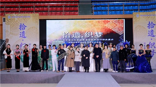 领导嘉宾与隆回职中师生合影