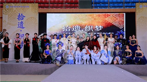 隆回职中教师与时装秀的学生们合影