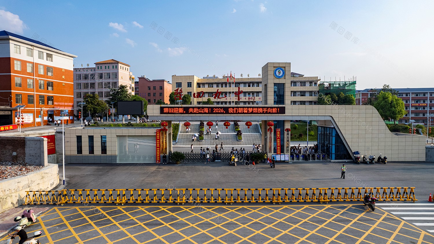 隆回九中，新修的校门大气简洁