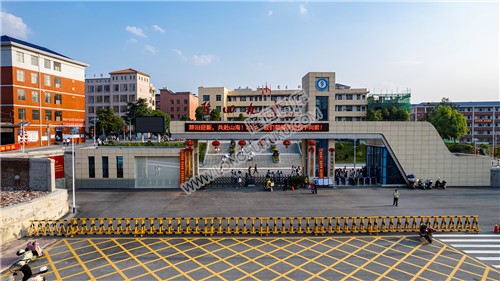 隆回九中，新修的校门大气简洁