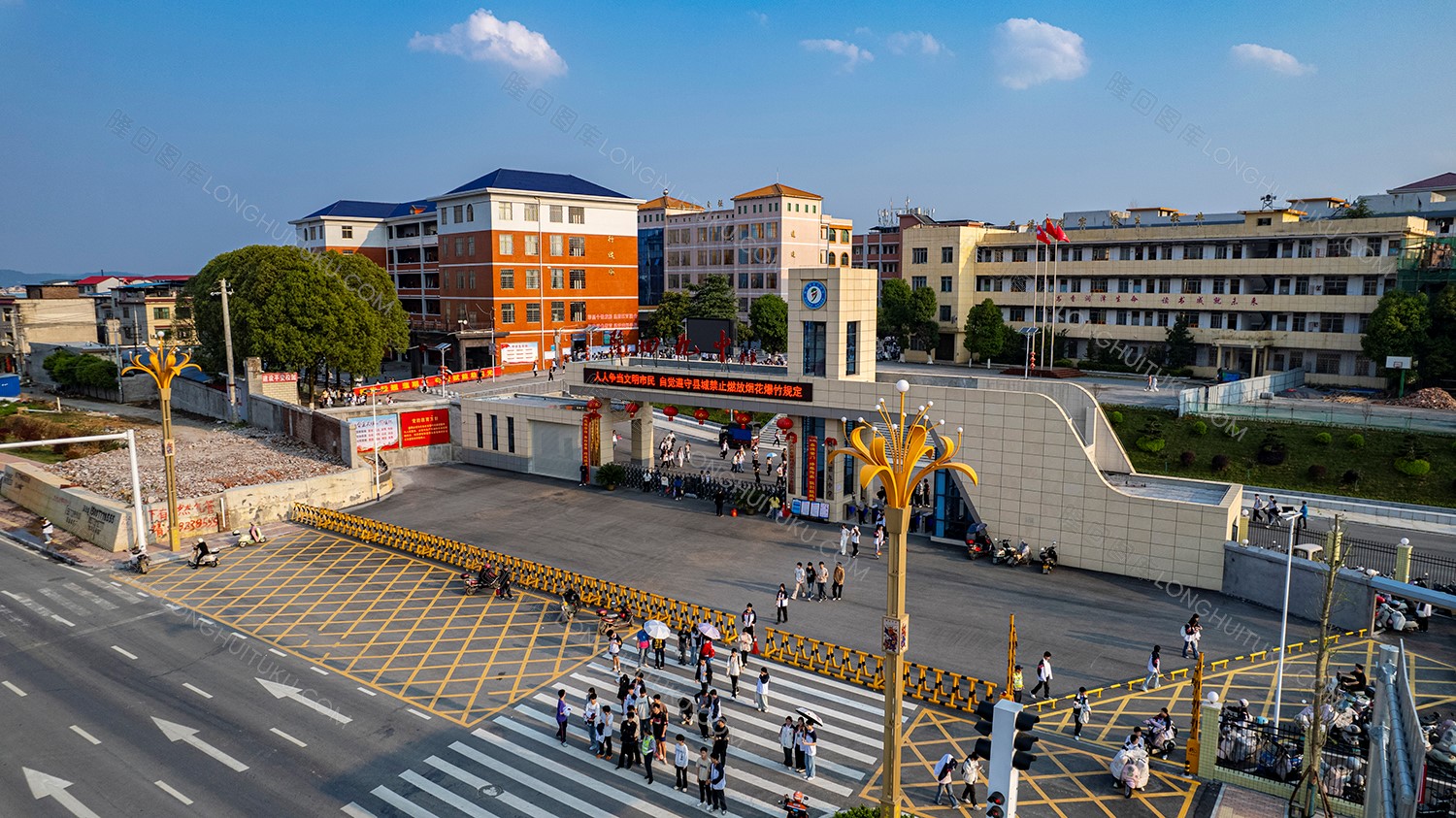 隆回九中学生放学走斑马线