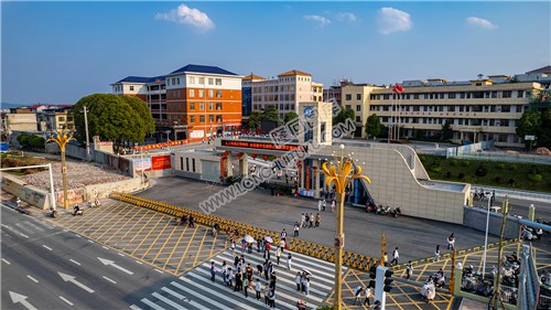 隆回九中学生放学走斑马线