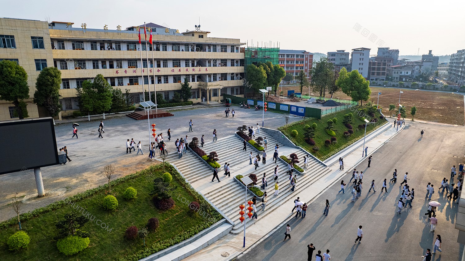 放学走向校门的九中学生们