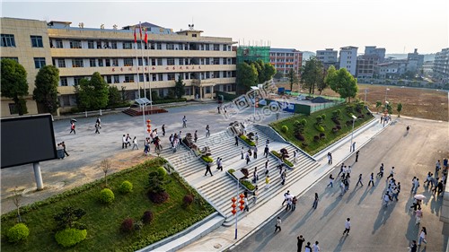 放学走向校门的九中学生们