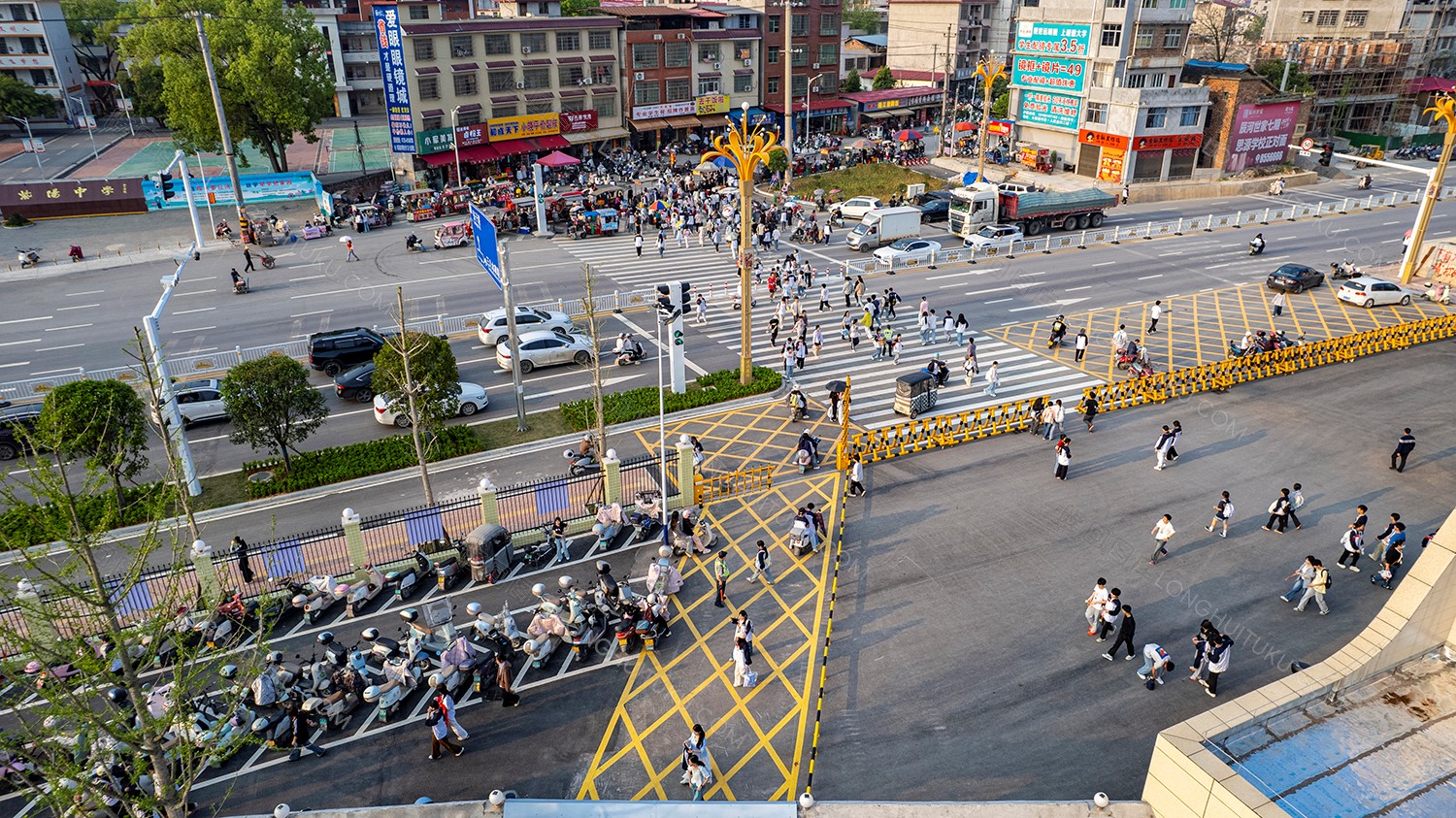 隆回九中校门口斑马线