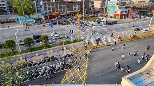 隆回九中校门口斑马线