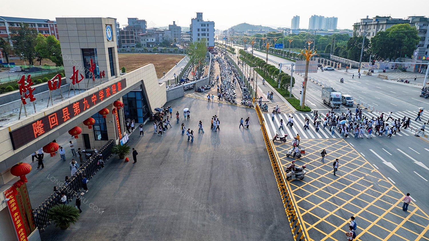 隆回九中放学的学生们