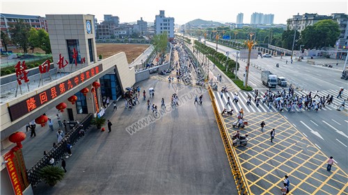 隆回九中放学的学生们