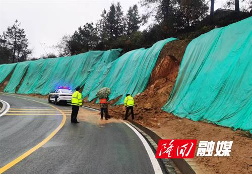 隆回县交通运输综合行政执法大队与公路养护中心迅速抢通山体滑坡路段