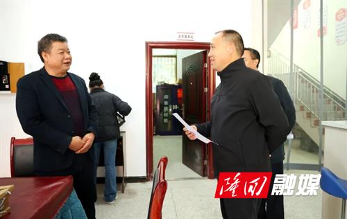 刘厚见到金石桥镇督导乡村振兴、校舍安全、校园食品安全等工作并开展巡林